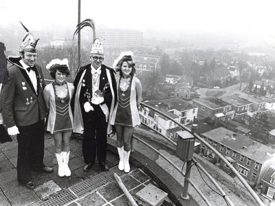 92337 Afbeelding van Prins Juup II met enkele leden van zijn hofhouding tijdens carnaval op de toren van het Koninklijk ...